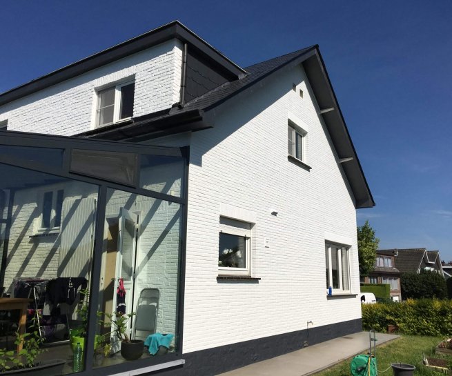 avant apres couverture en ardoises artificielles depassants en cedral board et peinture facades 8 scaled 655x545