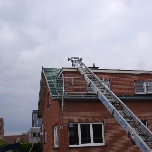 avant-apres-couverture-en-ardoises-artificielles-depassants-en-cedral-board-et-peinture-facades-1-scaled-1536x1152