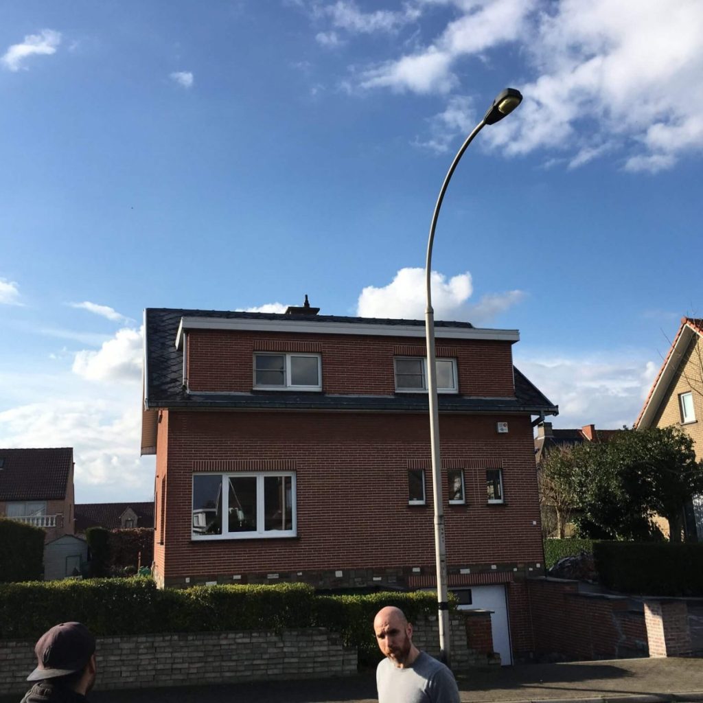 avant-apres-couverture-en-ardoises-artificielles-depassants-en-cedral-board-et-peinture-facades-2-scaled-1612x1209