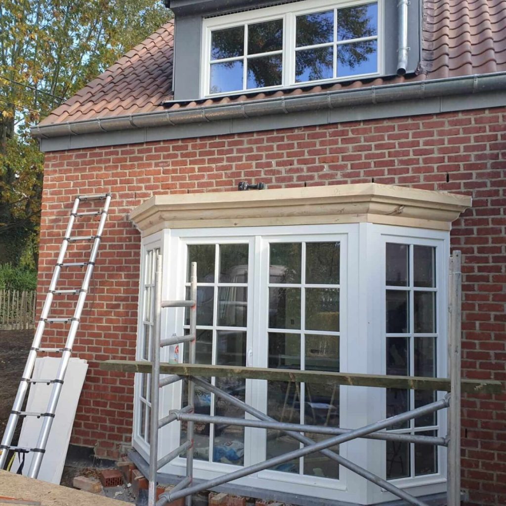 chantier-Lasne-suite-charpente-couverture-tuiles-terre-cuite-rives-ardoises-naturelles-lucarne-zinc-bow-window-zinc-10-1536x1152