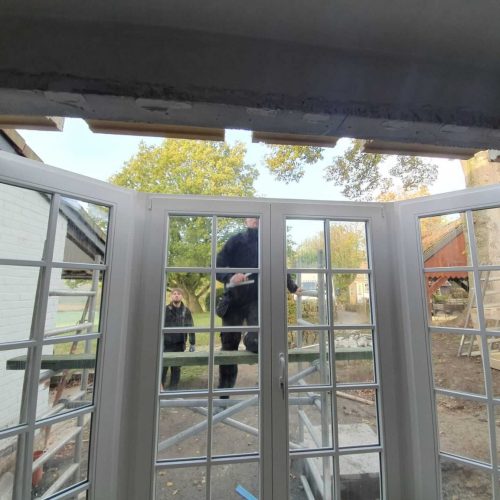 chantier-Lasne-suite-charpente-couverture-tuiles-terre-cuite-rives-ardoises-naturelles-lucarne-zinc-bow-window-zinc-11-1536x1153