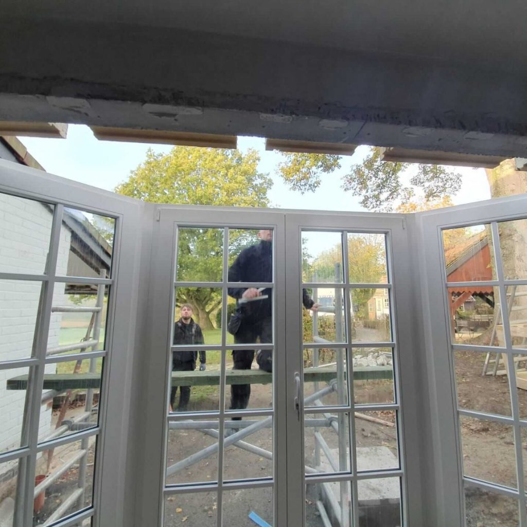 chantier-Lasne-suite-charpente-couverture-tuiles-terre-cuite-rives-ardoises-naturelles-lucarne-zinc-bow-window-zinc-11-1536x1153