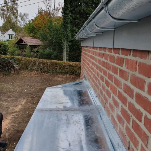 chantier-Lasne-suite-charpente-couverture-tuiles-terre-cuite-rives-ardoises-naturelles-lucarne-zinc-bow-window-zinc-12