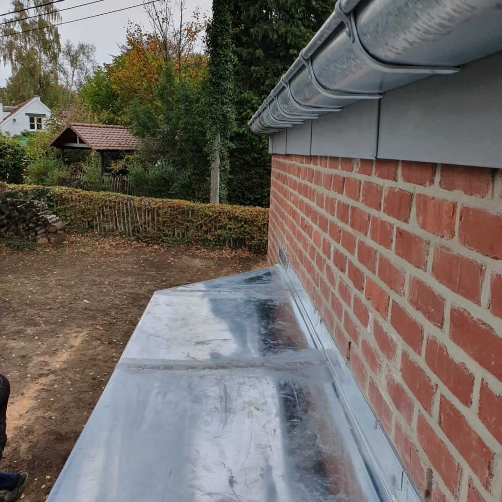 chantier-Lasne-suite-charpente-couverture-tuiles-terre-cuite-rives-ardoises-naturelles-lucarne-zinc-bow-window-zinc-12