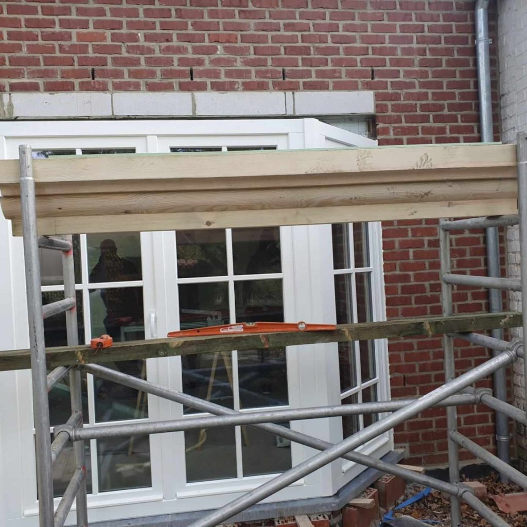 chantier-Lasne-suite-charpente-couverture-tuiles-terre-cuite-rives-ardoises-naturelles-lucarne-zinc-bow-window-zinc-4-1536x1152