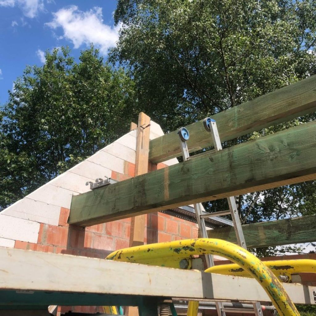 chantier-Lasne-suite-charpente-couverture-tuiles-terre-cuite-rives-ardoises-naturelles-lucarne-zinc-bow-window-zinc-5-scaled-1024x768