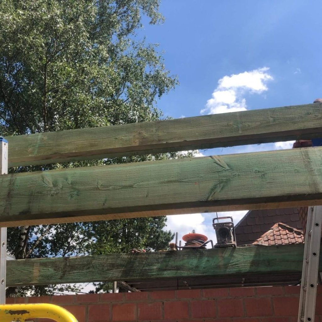 chantier-Lasne-suite-charpente-couverture-tuiles-terre-cuite-rives-ardoises-naturelles-lucarne-zinc-bow-window-zinc-6-scaled-1024x768