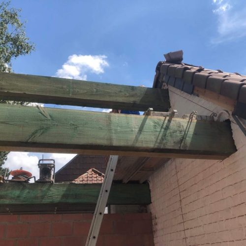 chantier-Lasne-suite-charpente-couverture-tuiles-terre-cuite-rives-ardoises-naturelles-lucarne-zinc-bow-window-zinc-7-scaled-1024x768