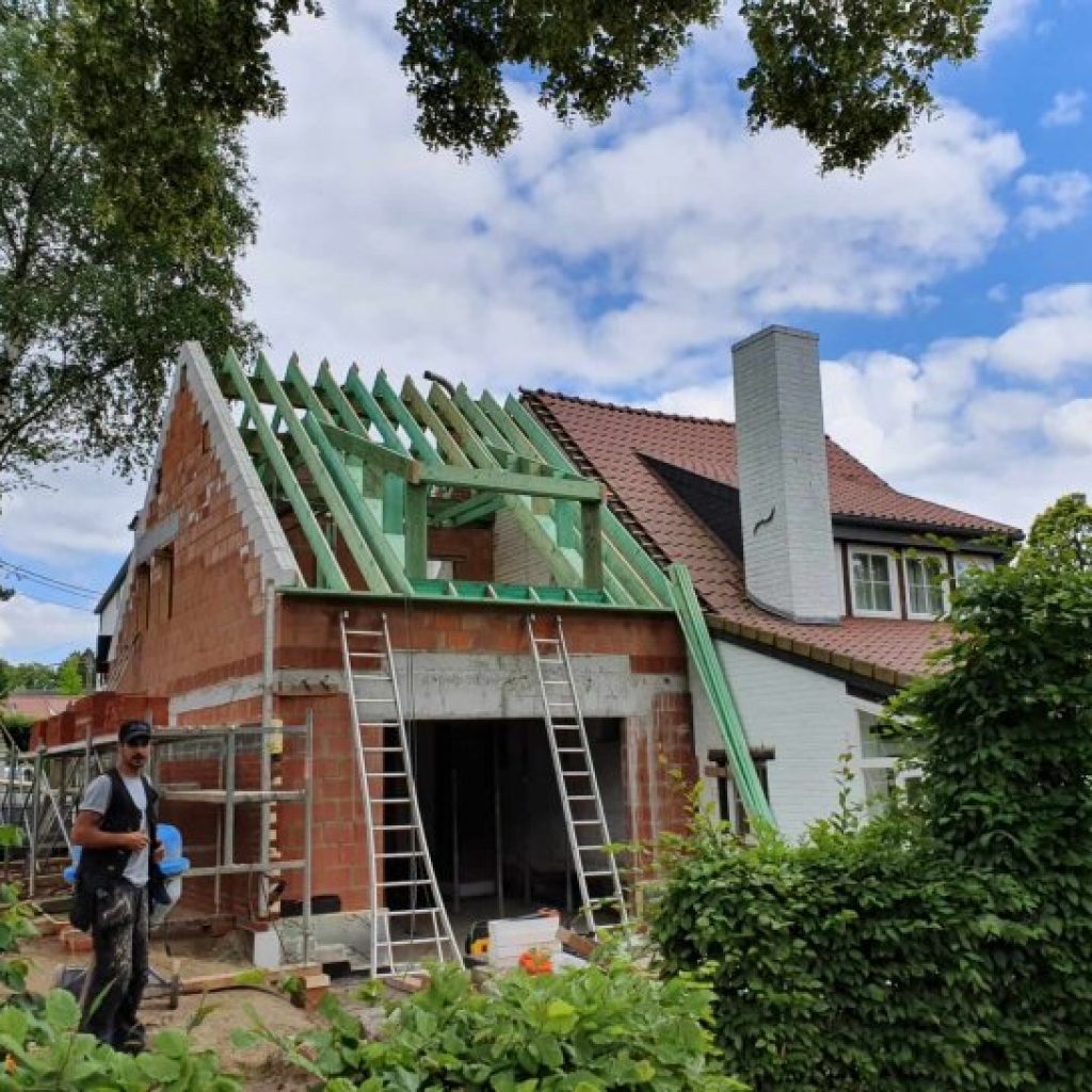 chantier-Lasne-suite-charpente-couverture-tuiles-terre-cuite-rives-ardoises-naturelles-lucarne-zinc-bow-window-zinc-8-655x545