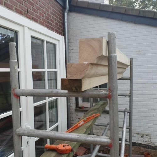 chantier-Lasne-suite-charpente-couverture-tuiles-terre-cuite-rives-ardoises-naturelles-lucarne-zinc-bow-window-zinc-9