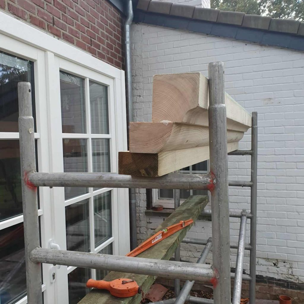 chantier-Lasne-suite-charpente-couverture-tuiles-terre-cuite-rives-ardoises-naturelles-lucarne-zinc-bow-window-zinc-9