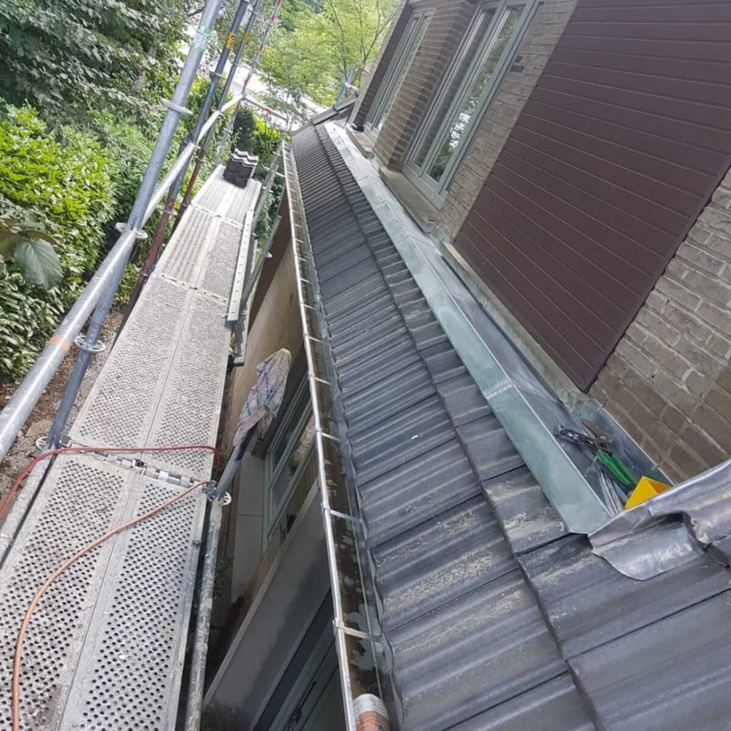 couverture-en-tuiles-en-micro-beton-chantier-a-kraainem-2-1116x1488