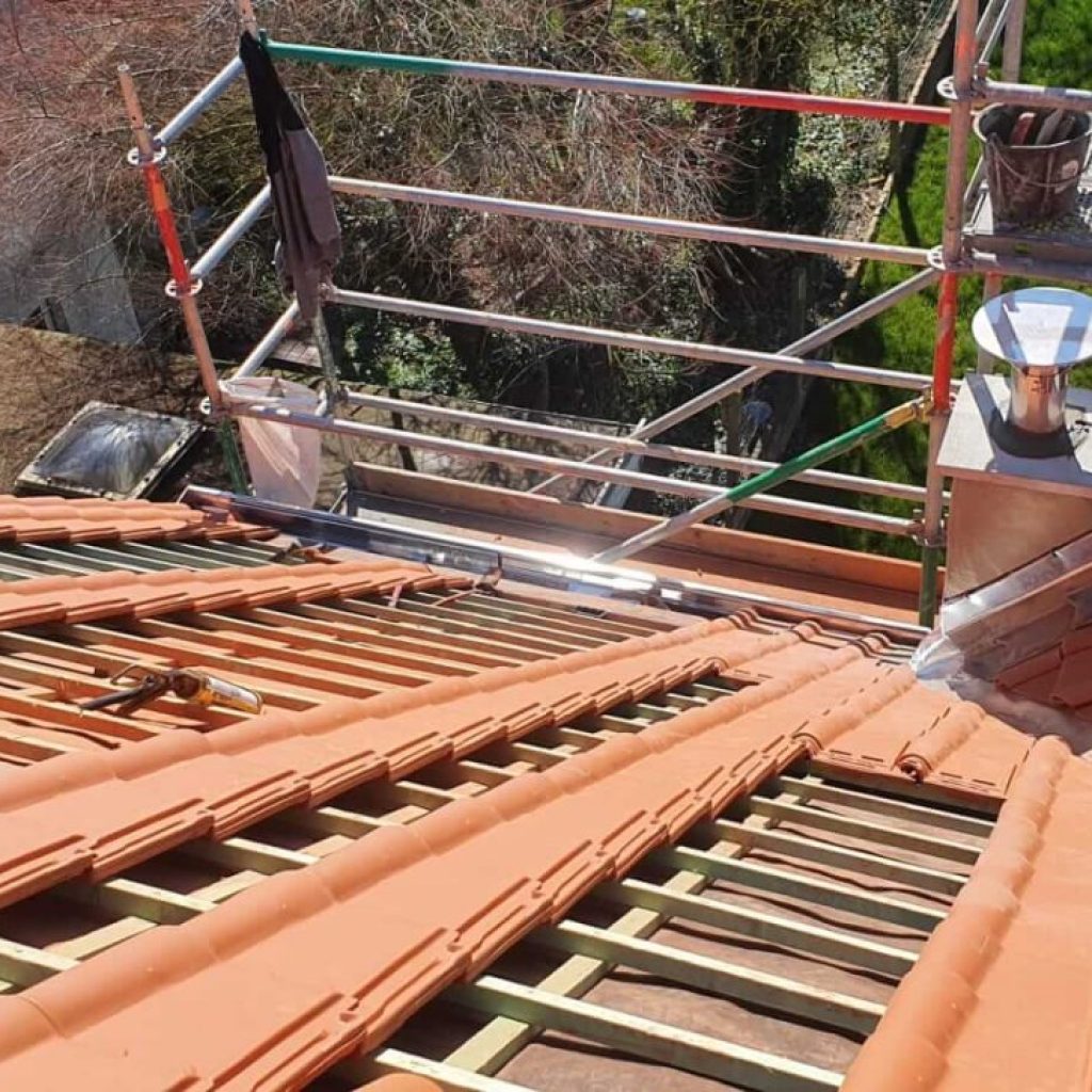 couverture-en-tuiles-en-terre-cuite-chantier-a-1342-limelette1-1536x726