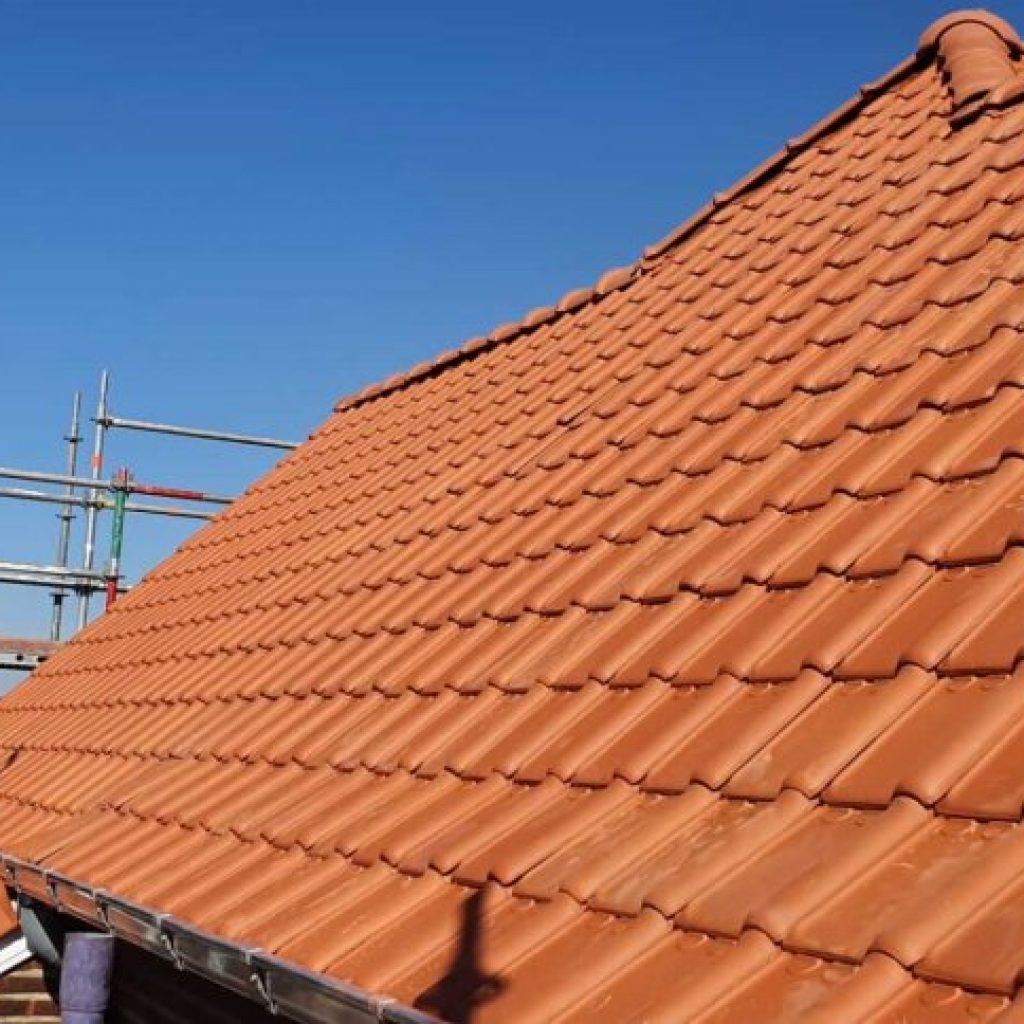 couverture-en-tuiles-en-terre-cuite-chantier-a-1342-limelette4-1024x484