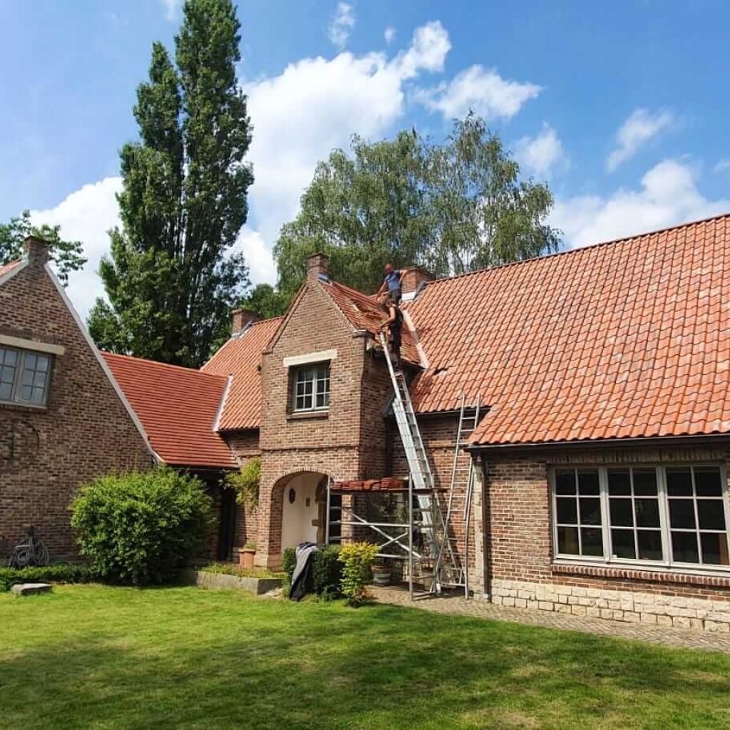 couverture-en-tuiles-plates-et-ondulees-chantier-a-lasne-1