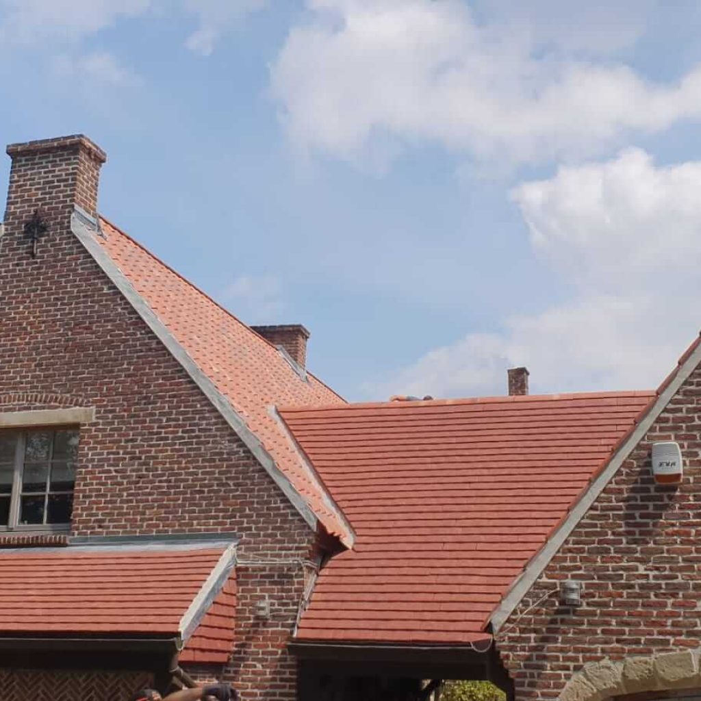 couverture-en-tuiles-plates-et-ondulees-chantier-a-lasne-2