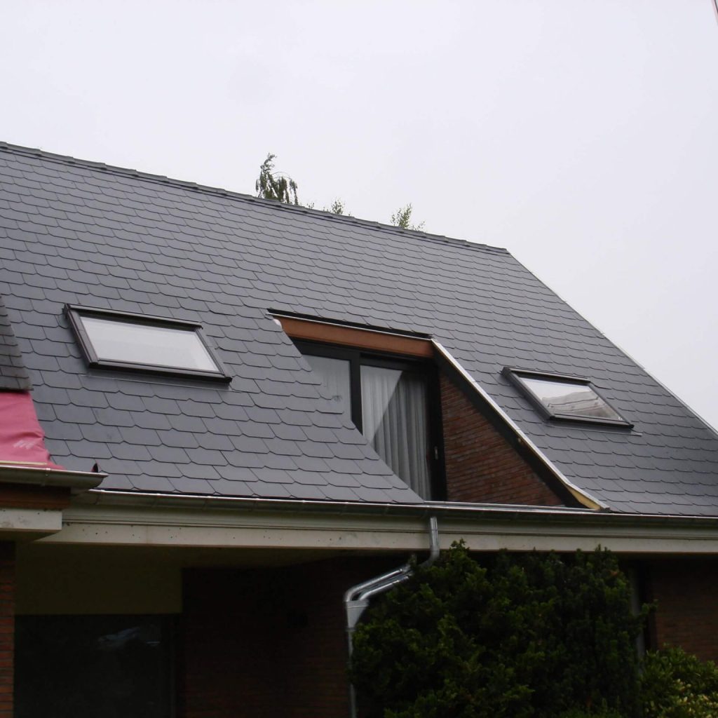 toiture-en-ardoises-artificielles-chantier-a-wemmel-1-scaled-2048x1536