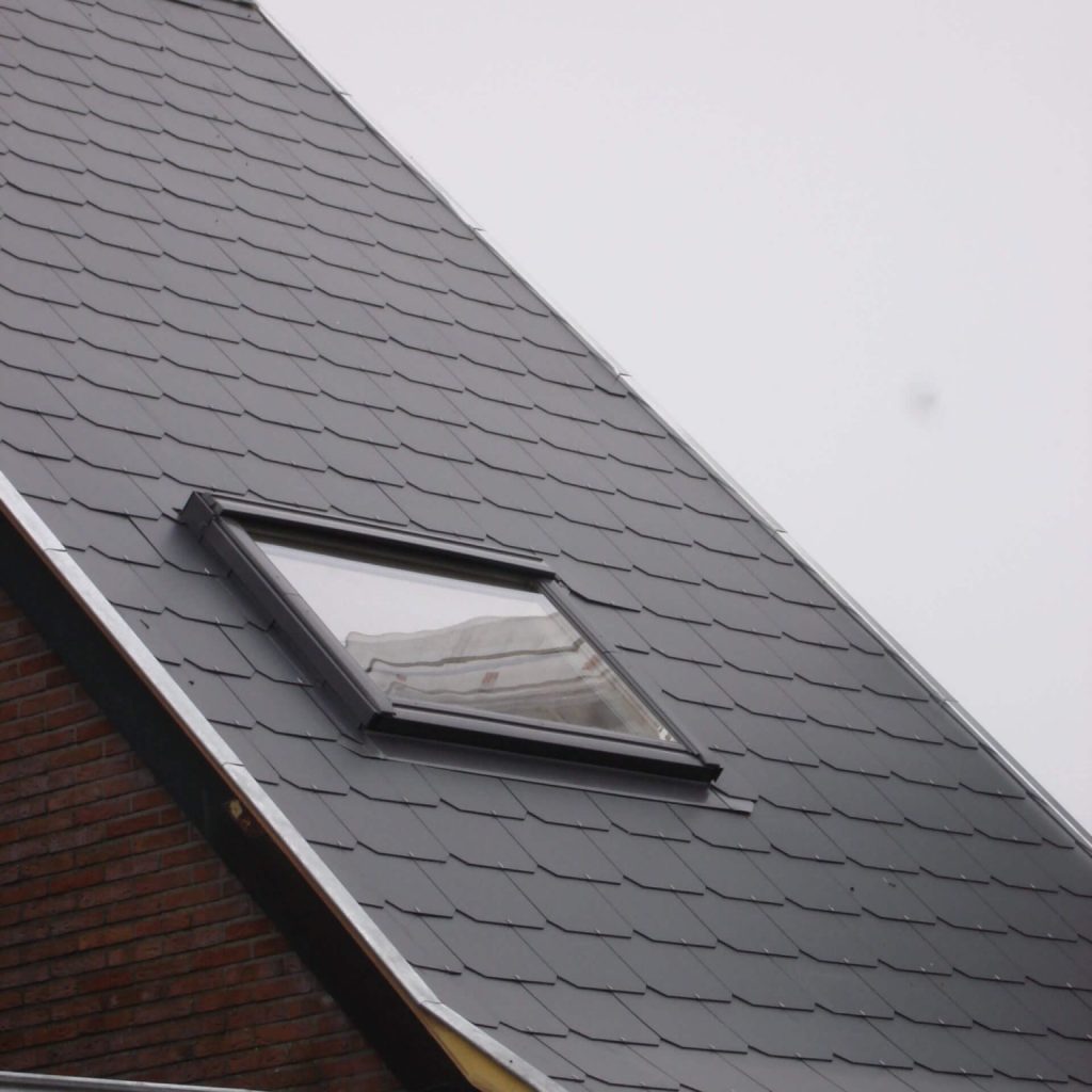 toiture-en-ardoises-artificielles-chantier-a-wemmel-2-scaled-1536x2048