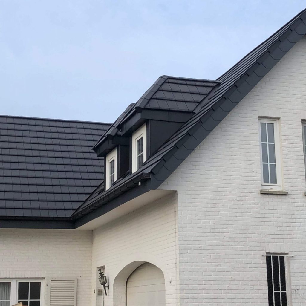 toiture-en-tuiles-plates-chantier-a-dilbeek-2-scaled-1536x1152