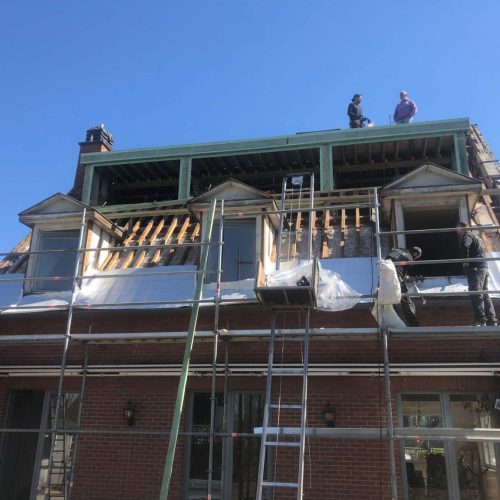 transformation-de-charpente-et-couverture-en-ardoises-artificielles-chantier-a-waterloo-1-scaled-1536x1152