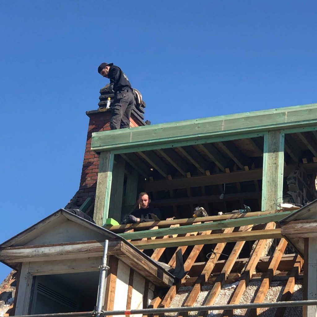 transformation-de-charpente-et-couverture-en-ardoises-artificielles-chantier-a-waterloo-2-scaled-1536x1152 (1)