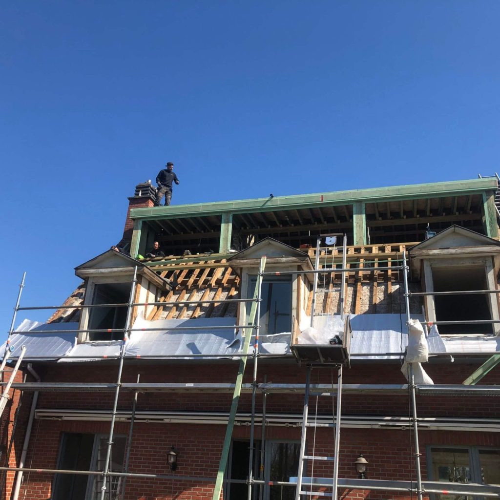 transformation-de-charpente-et-couverture-en-ardoises-artificielles-chantier-a-waterloo-3-scaled-2048x1536 (1)