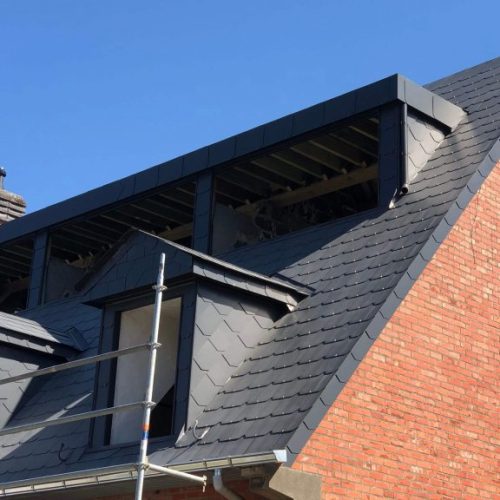 transformation-de-charpente-et-couverture-en-ardoises-artificielles-chantier-a-waterloo-8-scaled-768x576